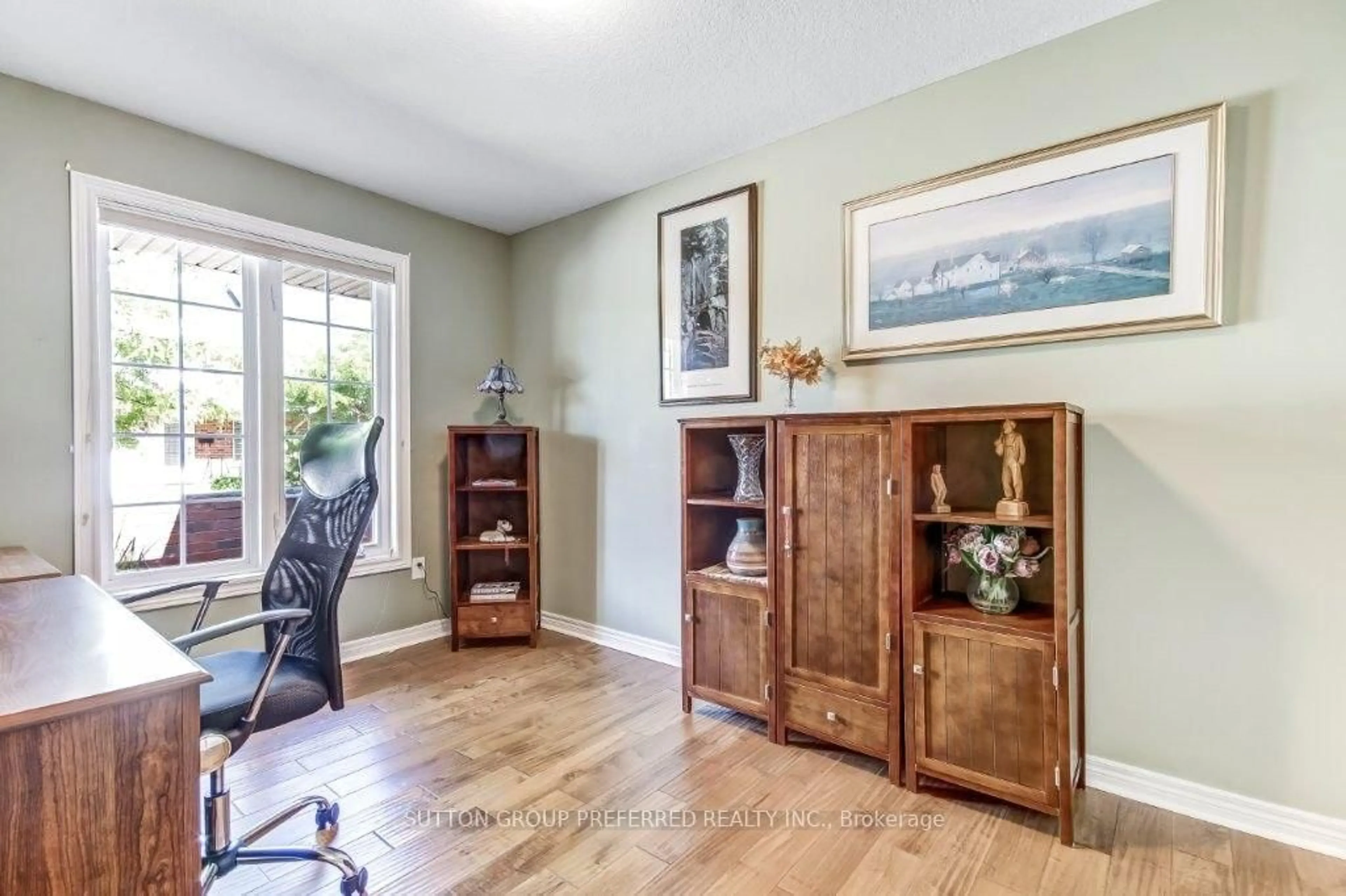 Indoor entryway for 464 Commissioners Rd #3, London South Ontario N0J 0A2