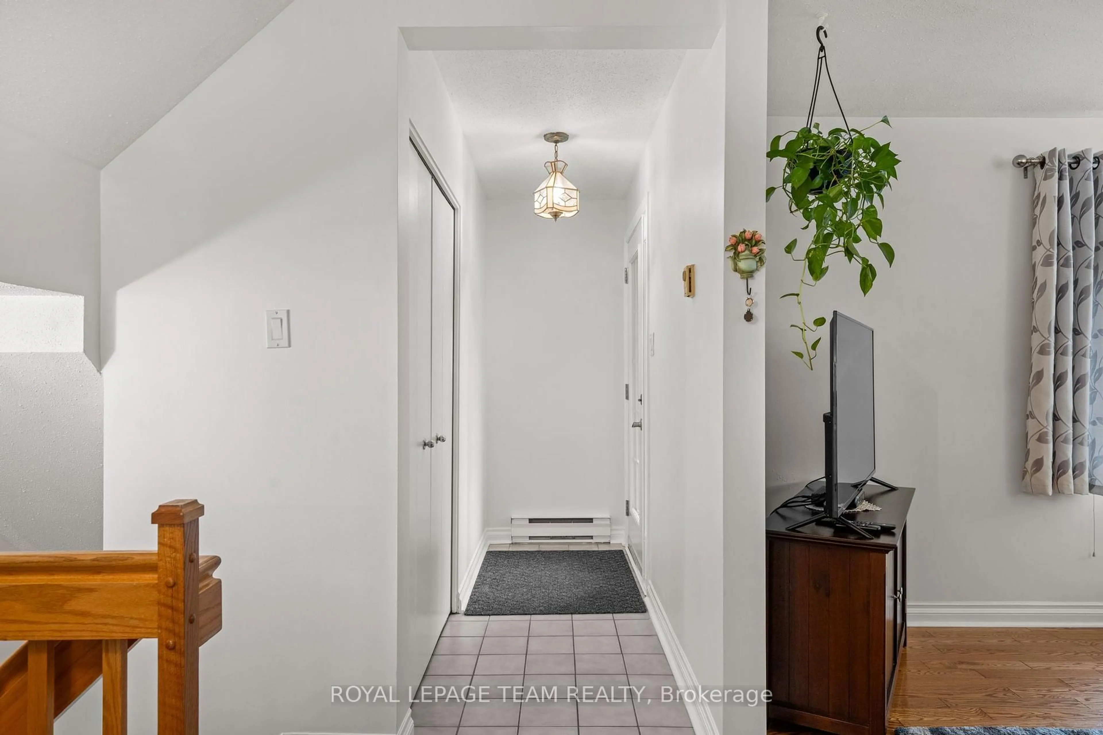 Indoor entryway for 12-2 Stonebank Cres #12, Ottawa Ontario K2H 9M4