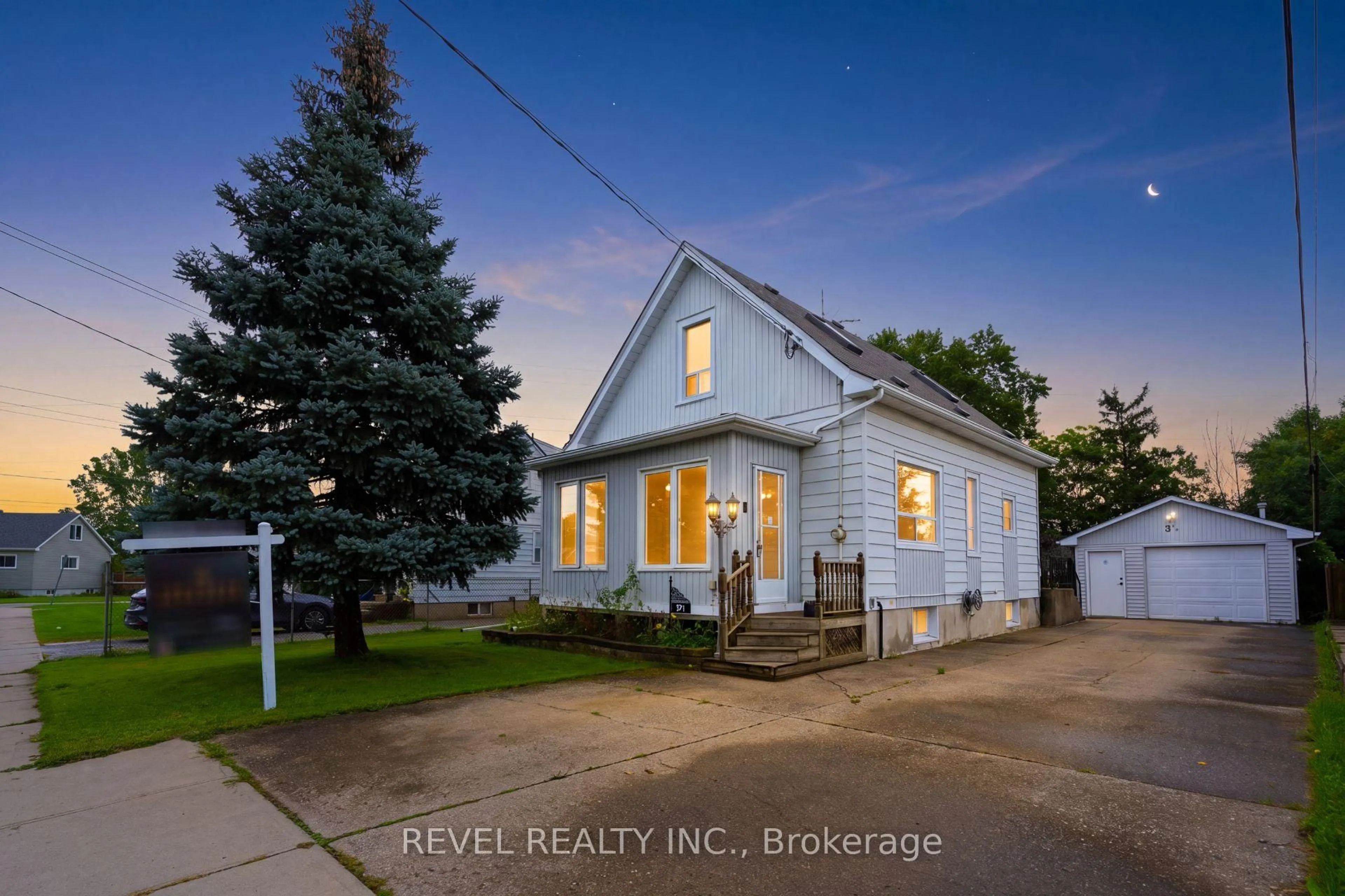 A pic from outside/outdoor area/front of a property/back of a property/a pic from drone, street for 3 1/2 Dundonald St, St. Catharines Ontario L2P 2A8