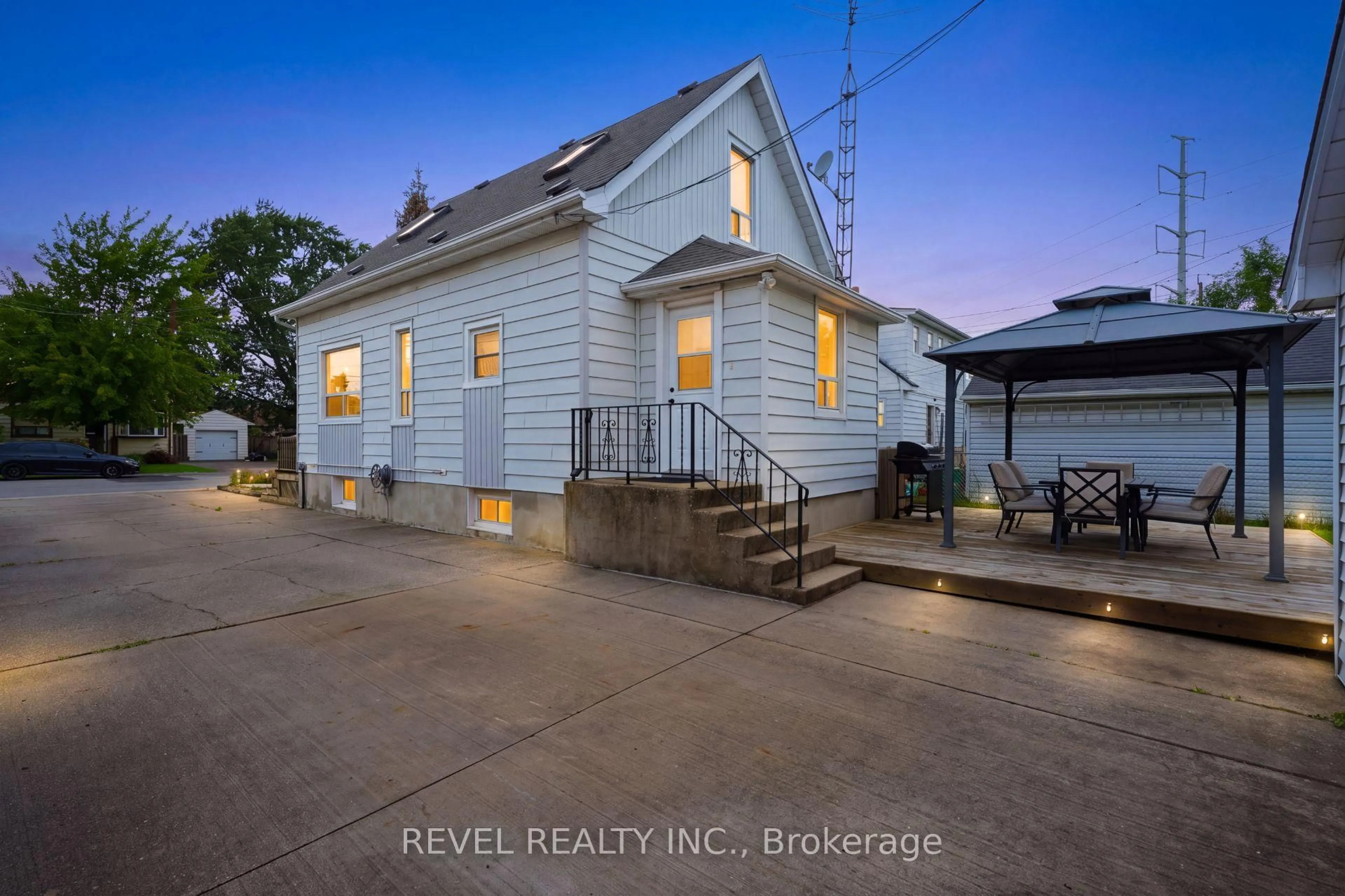 A pic from outside/outdoor area/front of a property/back of a property/a pic from drone, street for 3 1/2 Dundonald St, St. Catharines Ontario L2P 2A8