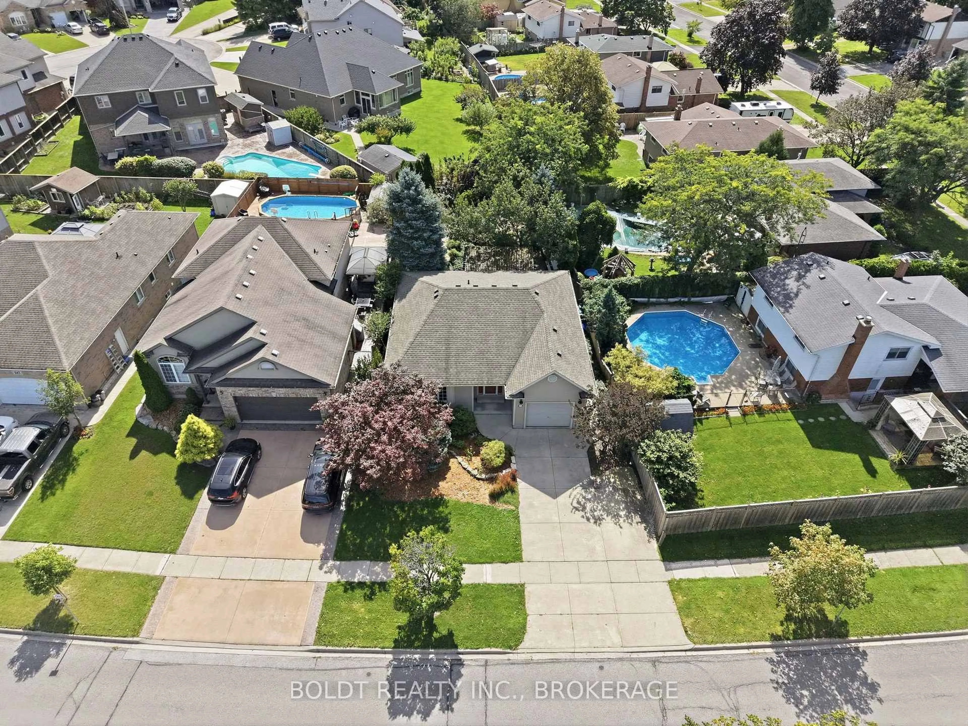 A pic from outside/outdoor area/front of a property/back of a property/a pic from drone, street for 255 SULLIVAN Ave, Thorold Ontario L2V 5G2