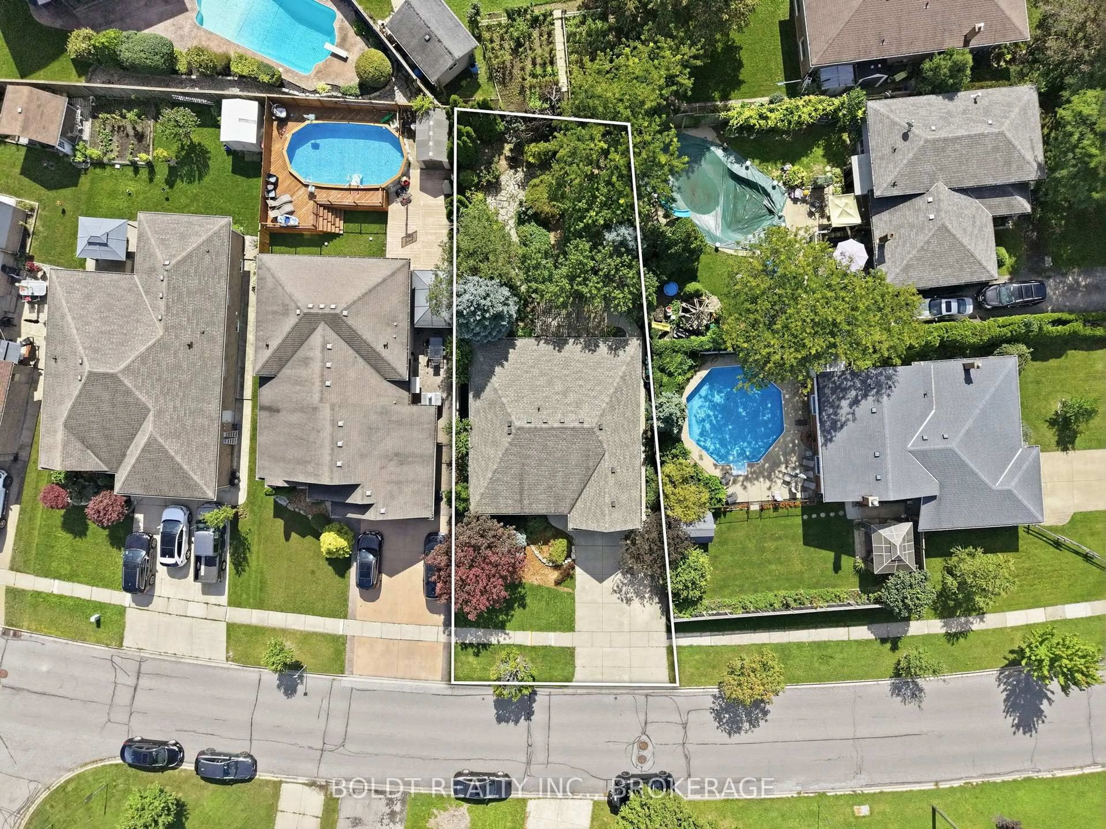 A pic from outside/outdoor area/front of a property/back of a property/a pic from drone, street for 255 SULLIVAN Ave, Thorold Ontario L2V 5G2