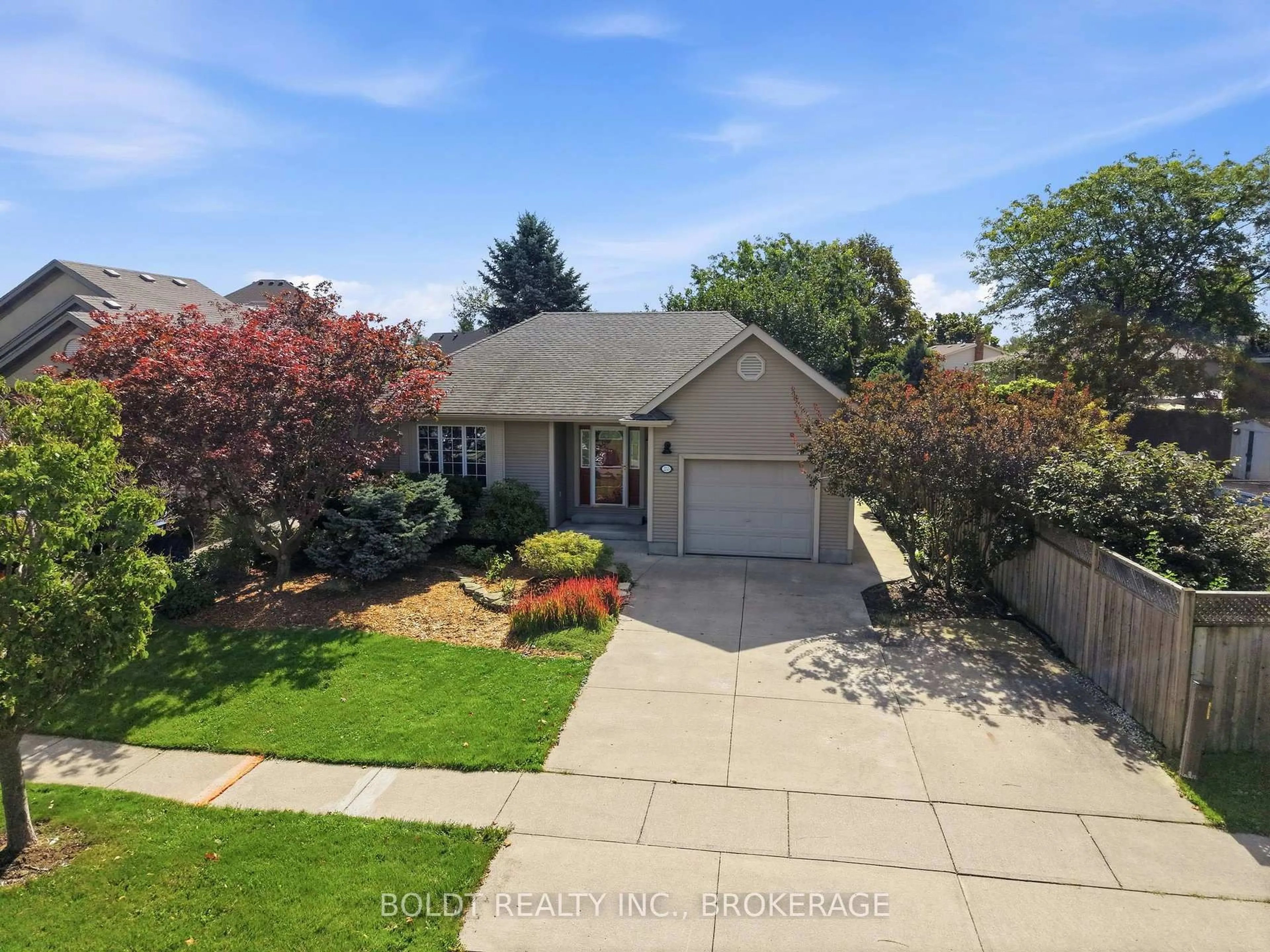A pic from outside/outdoor area/front of a property/back of a property/a pic from drone, street for 255 SULLIVAN Ave, Thorold Ontario L2V 5G2