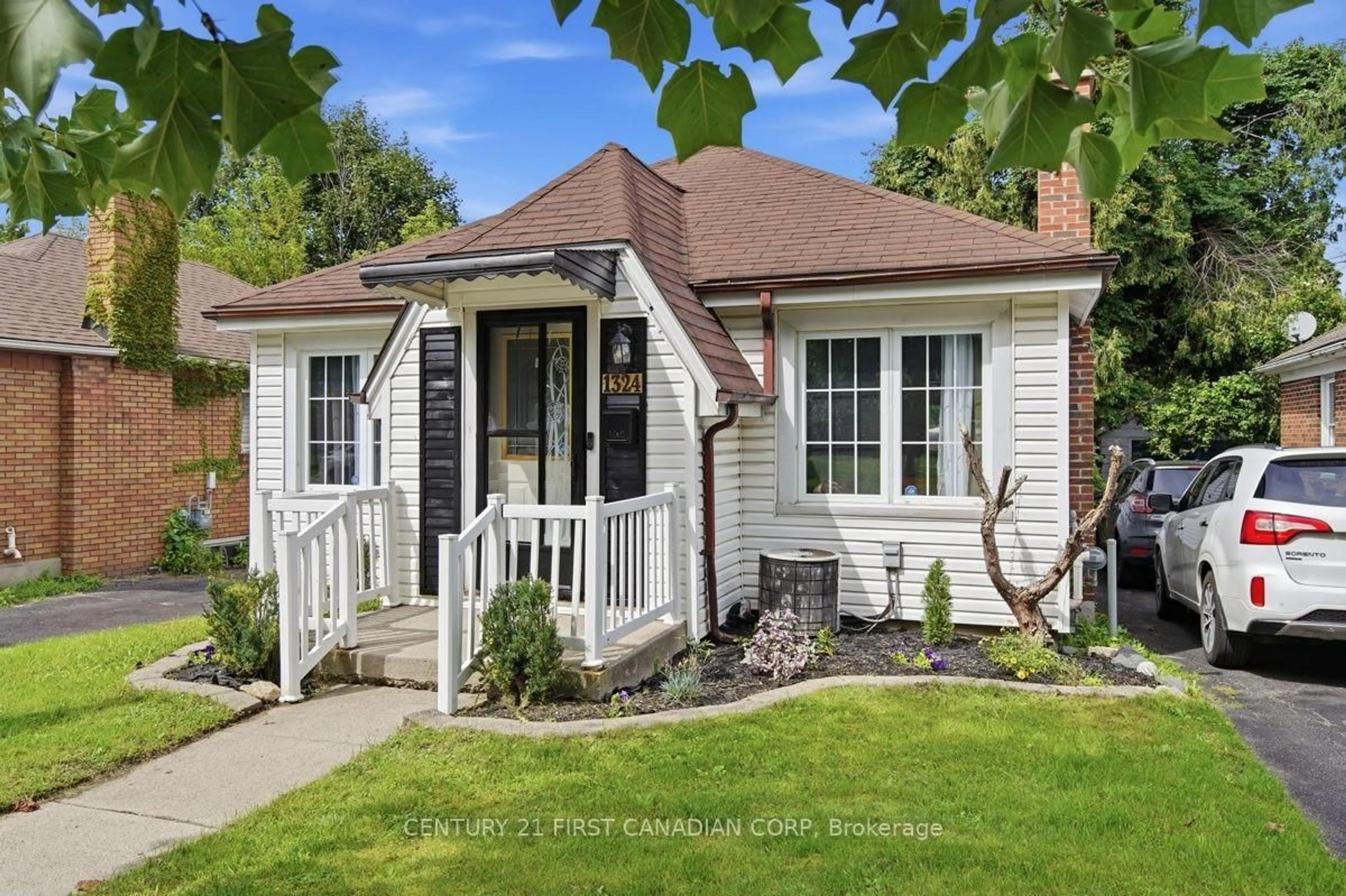 Home with vinyl exterior material, street for 1324 Langmuir Ave, London East Ontario N5W 2G6