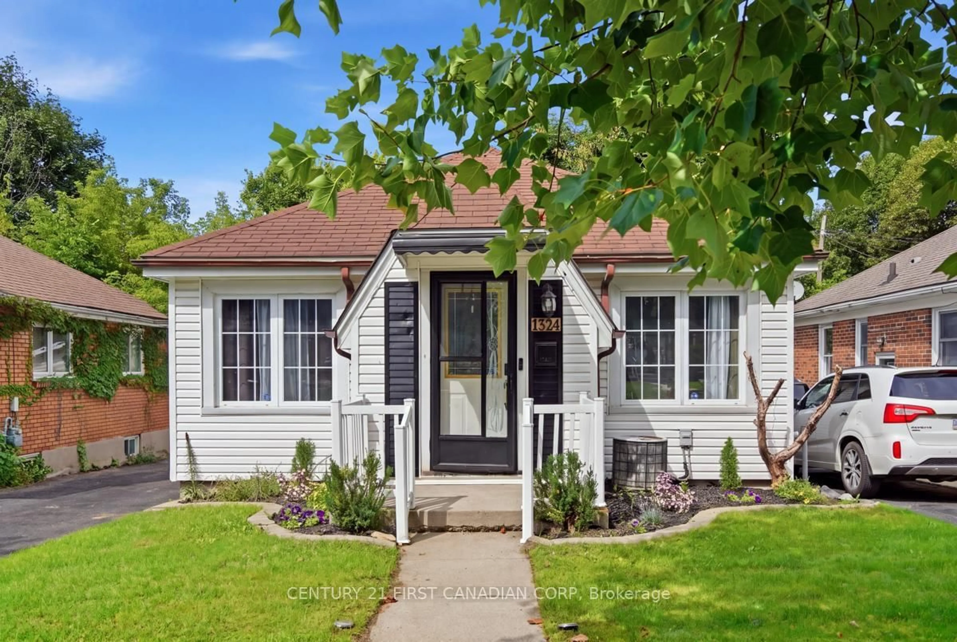 Home with vinyl exterior material, street for 1324 Langmuir Ave, London East Ontario N5W 2G6