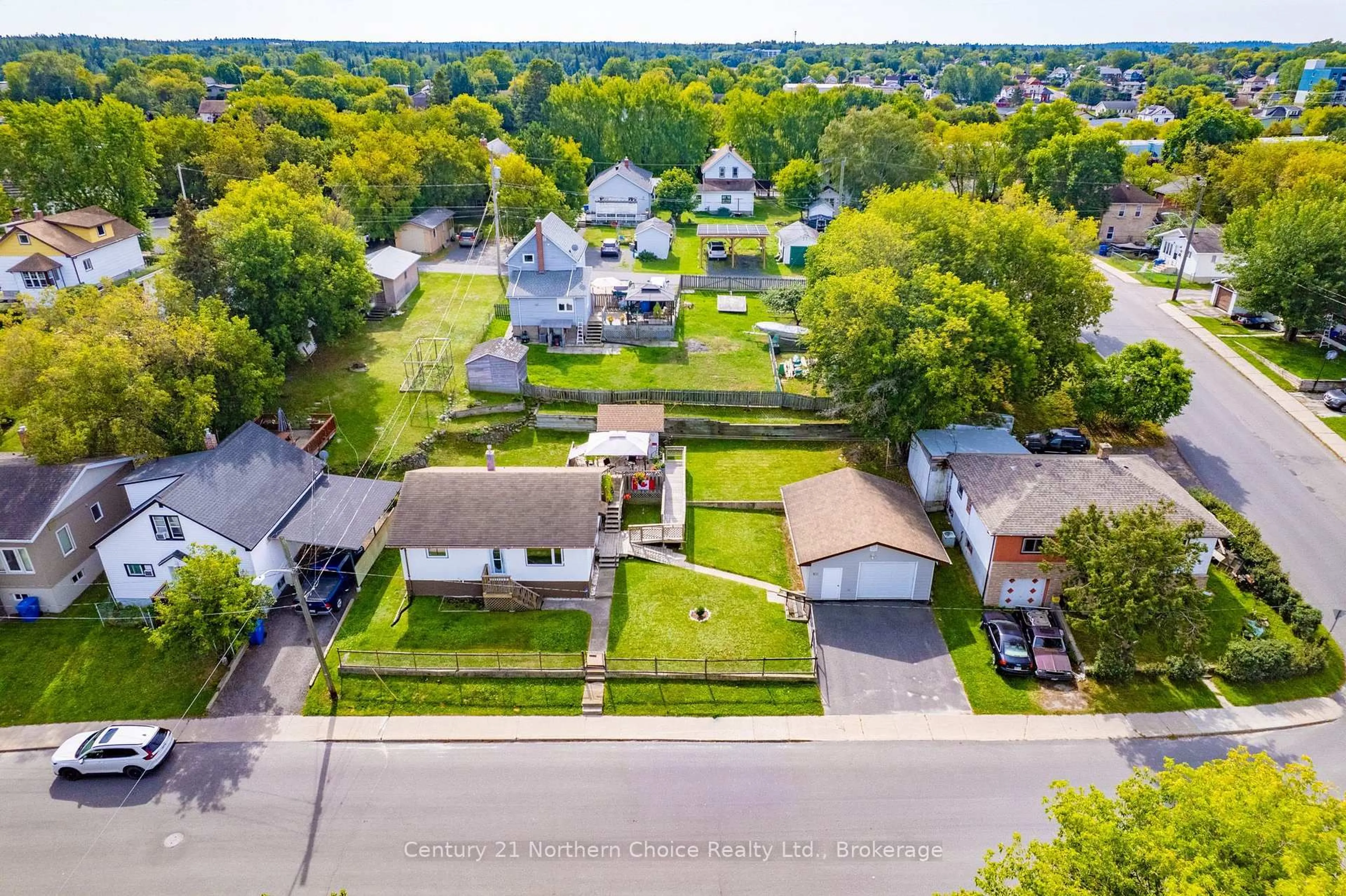 A pic from outside/outdoor area/front of a property/back of a property/a pic from drone, street for 811 Fourth St, Kenora Ontario P9N 2N6