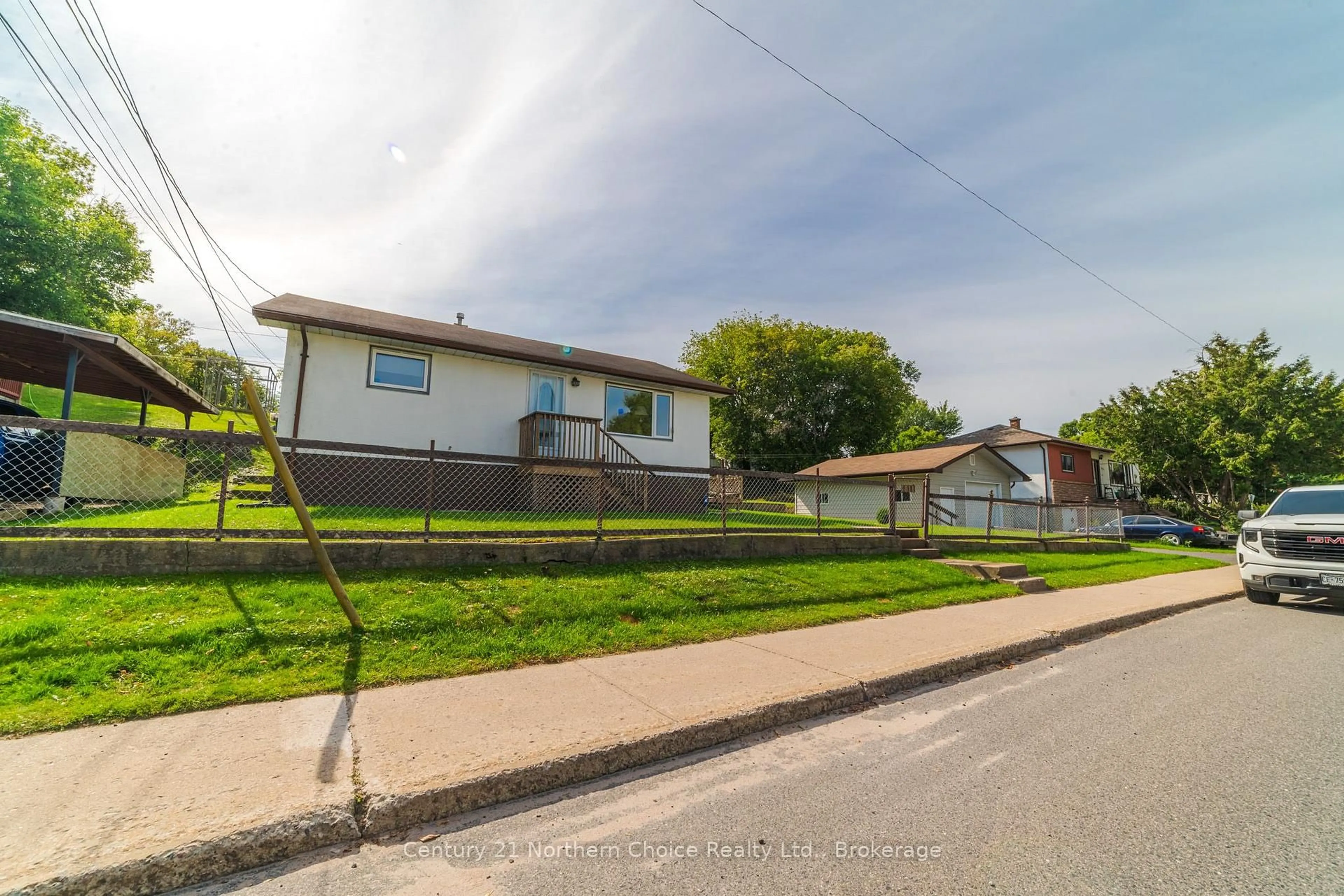 A pic from outside/outdoor area/front of a property/back of a property/a pic from drone, street for 811 Fourth St, Kenora Ontario P9N 2N6