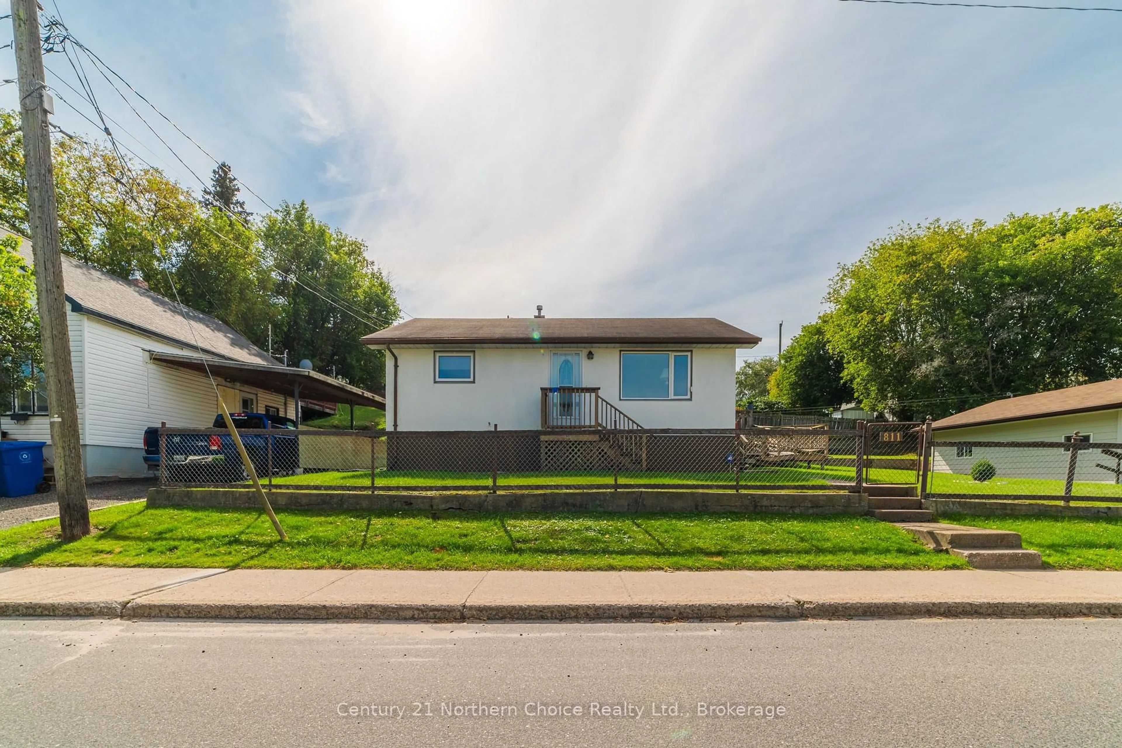 A pic from outside/outdoor area/front of a property/back of a property/a pic from drone, street for 811 Fourth St, Kenora Ontario P9N 2N6