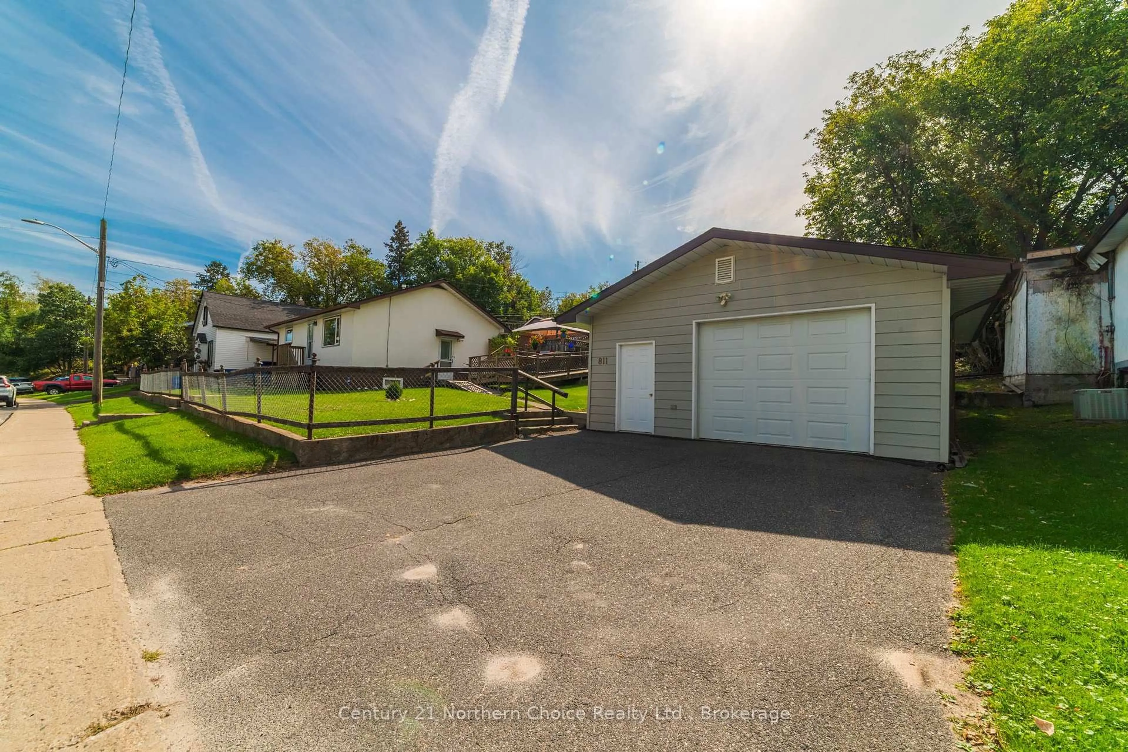 A pic from outside/outdoor area/front of a property/back of a property/a pic from drone, street for 811 Fourth St, Kenora Ontario P9N 2N6
