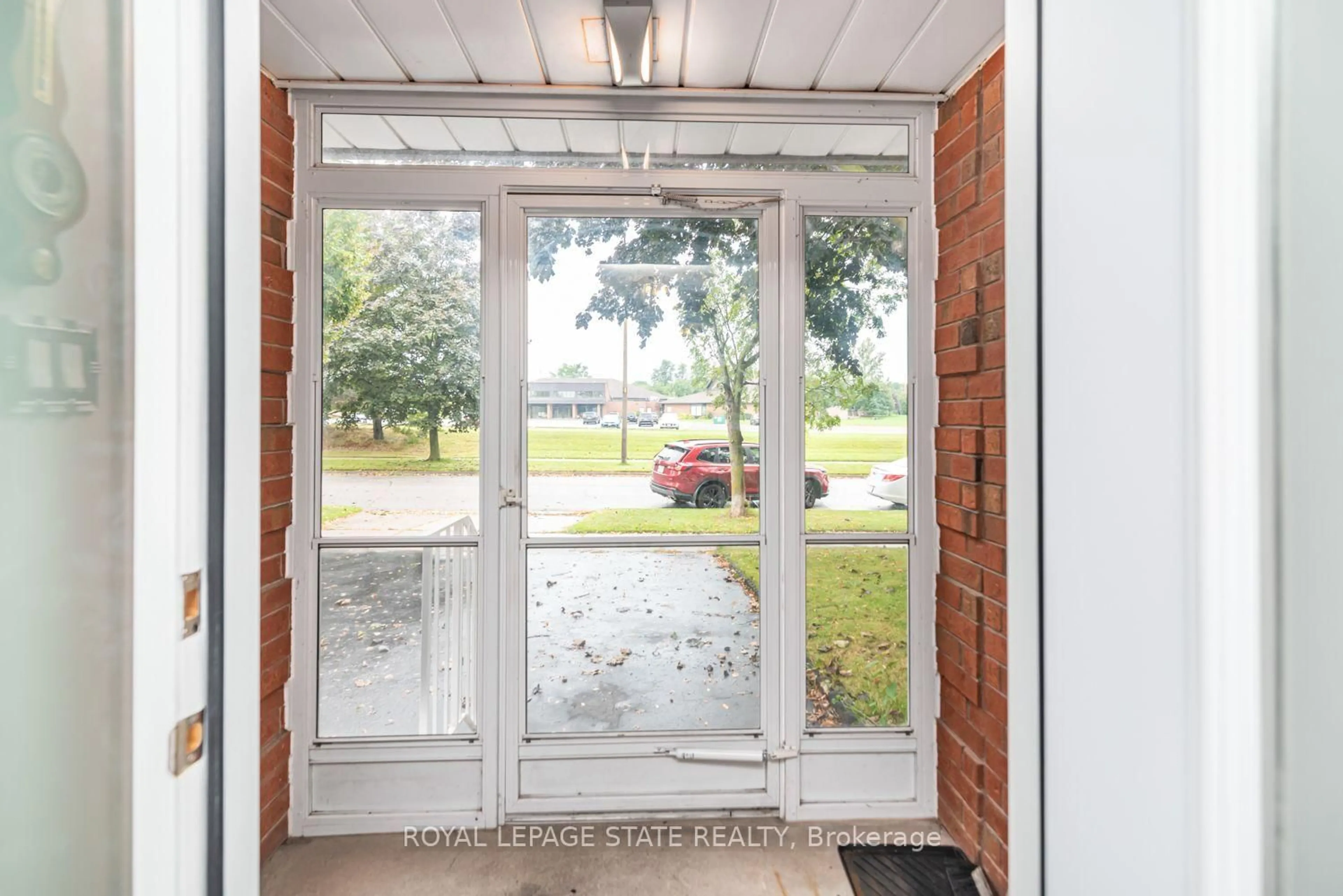 Indoor entryway for 10 Atlas St, Hamilton Ontario L8J 2B8