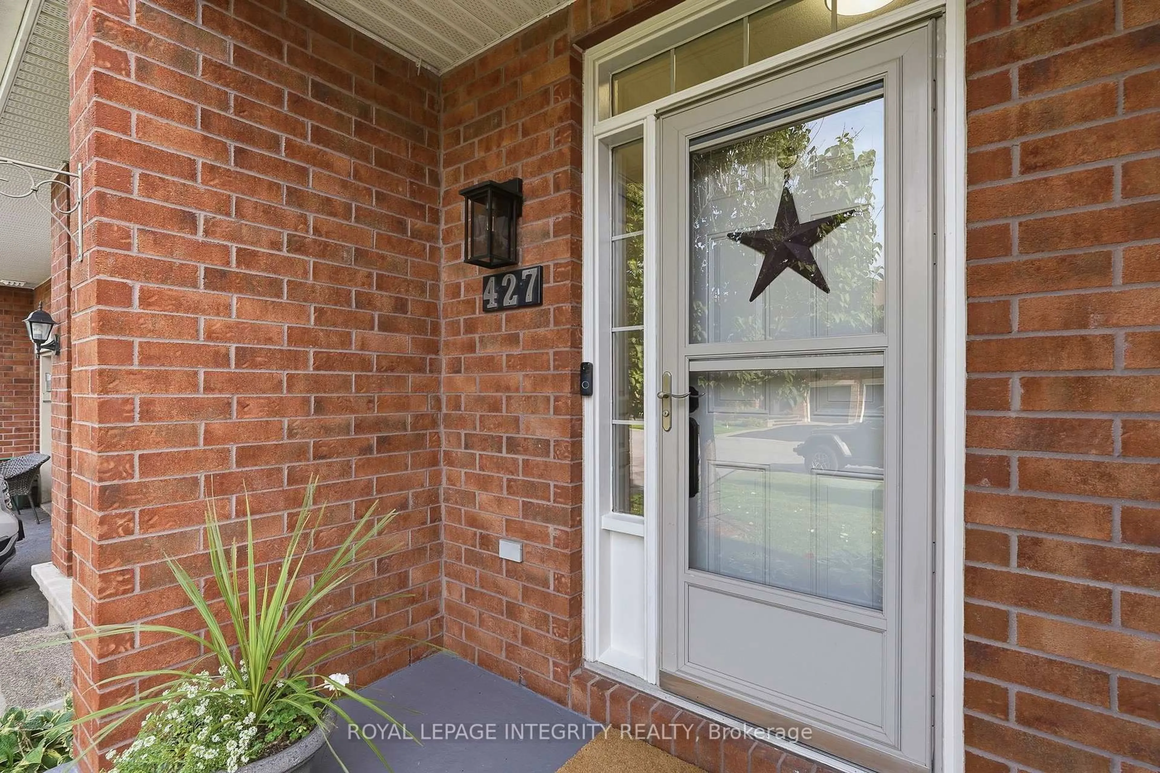 Indoor entryway for 427 Sultan St, Ottawa Ontario K4A 0K2