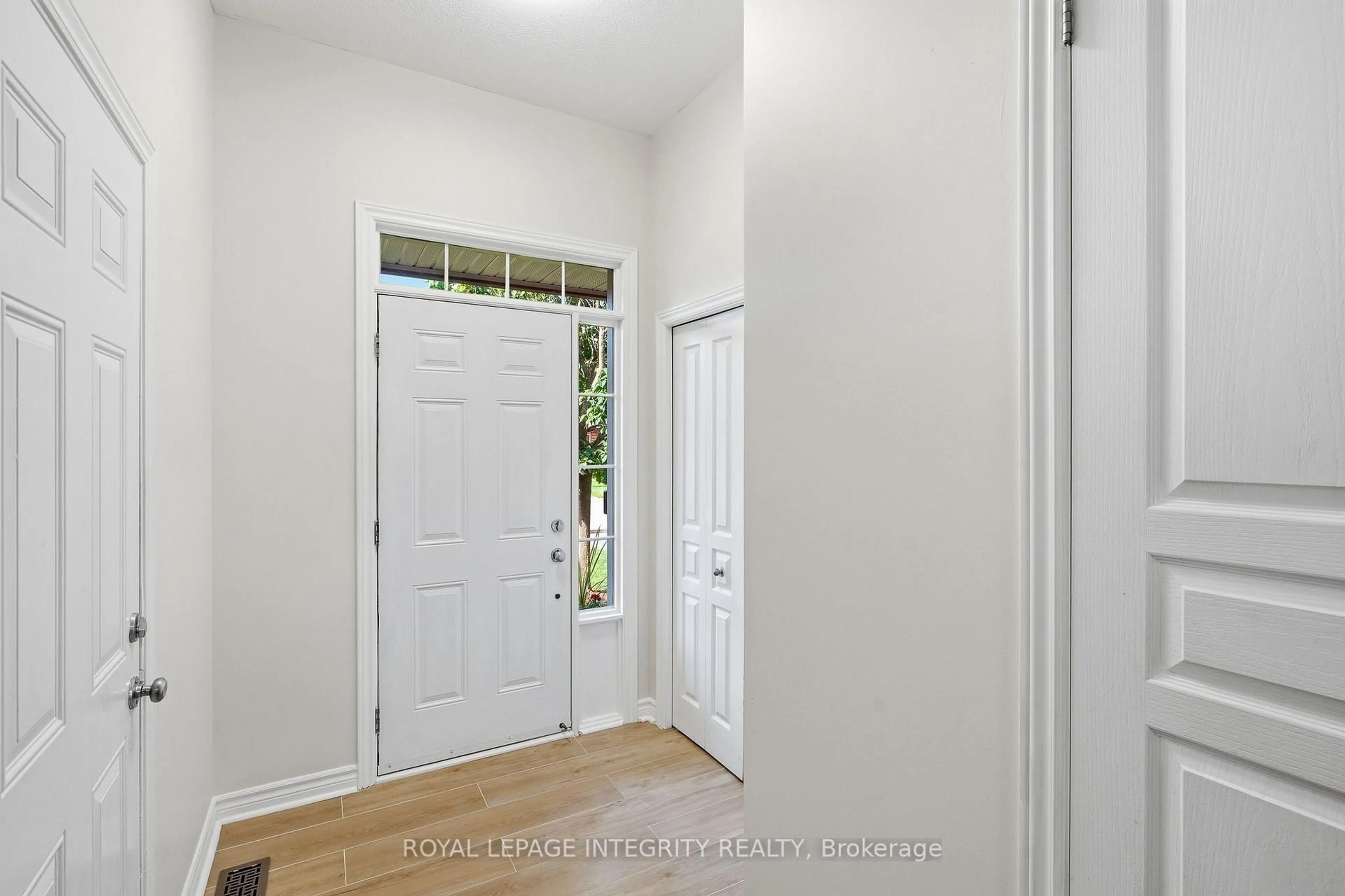 Indoor entryway for 427 Sultan St, Ottawa Ontario K4A 0K2