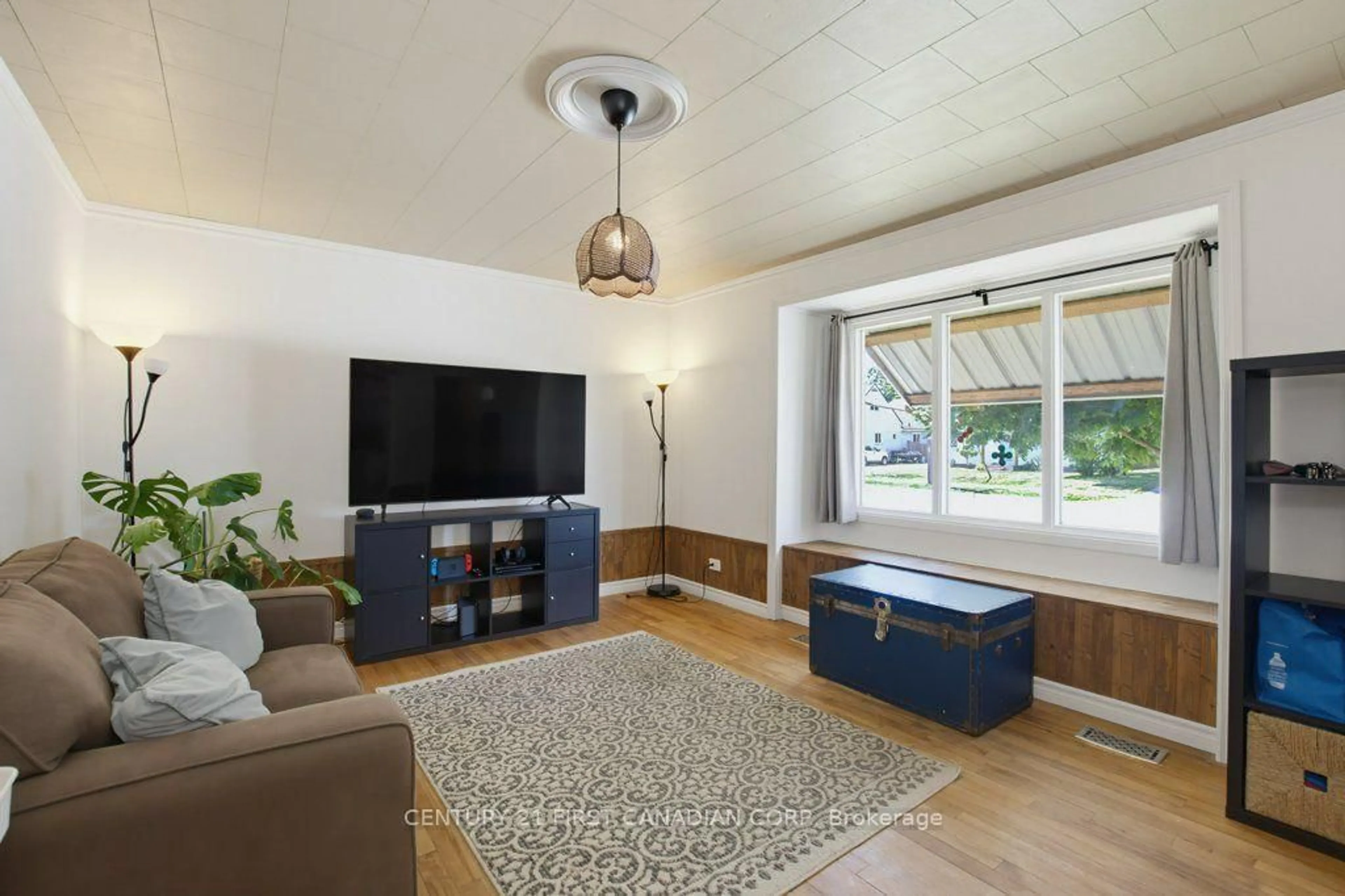Living room with furniture, unknown for 3 Parkside Dr, St. Thomas Ontario N5R 3T8