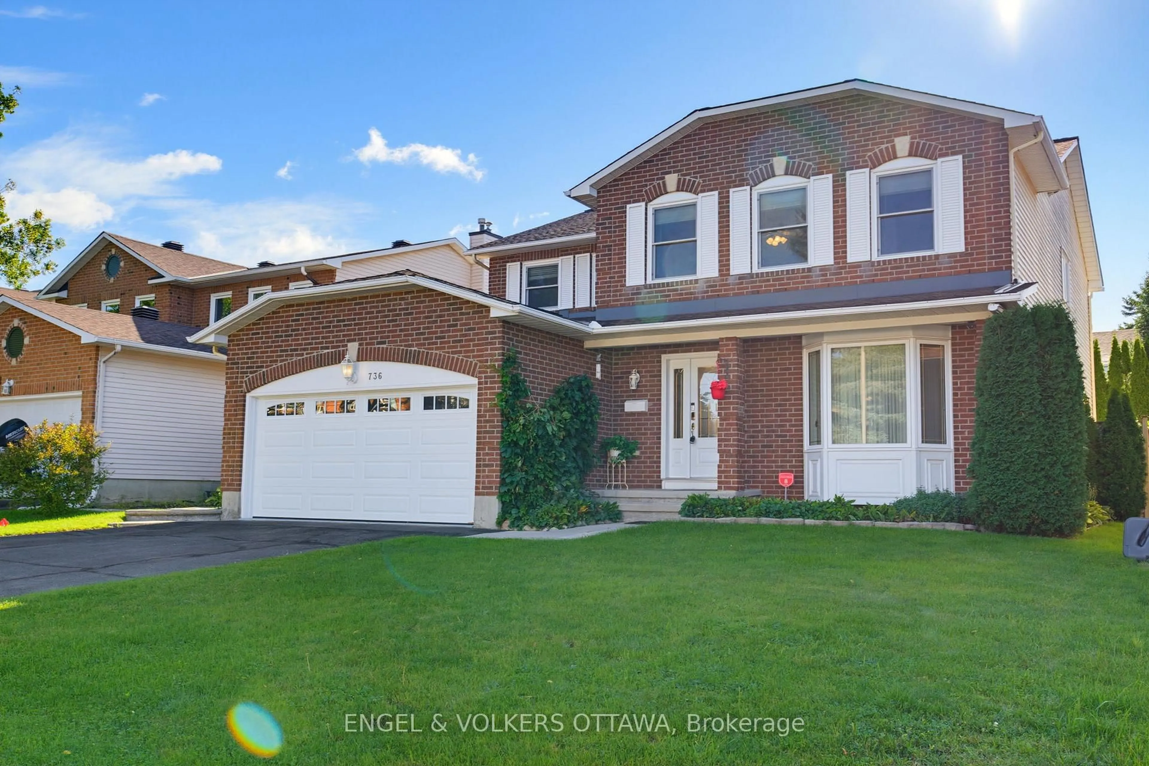 Home with vinyl exterior material, street for 736 Hauteview Cres, Ottawa Ontario K4A 2B8