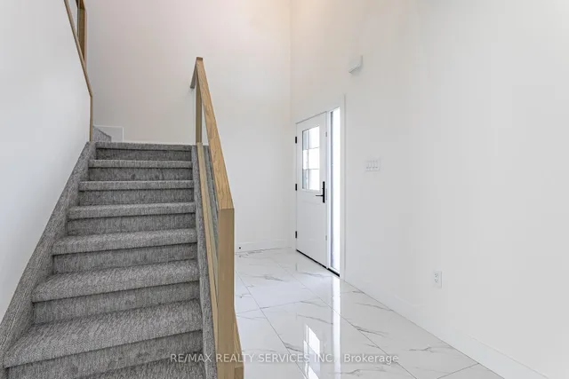829 DARNLEY Blvd, London South 3