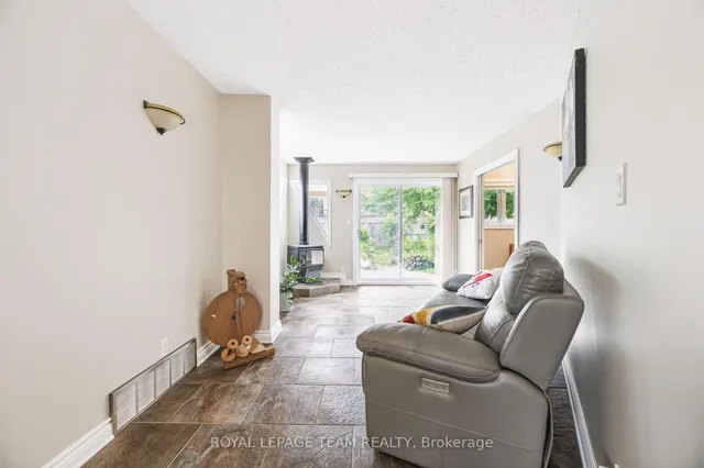 230 Lincoln Heights Rd, Ottawa 4