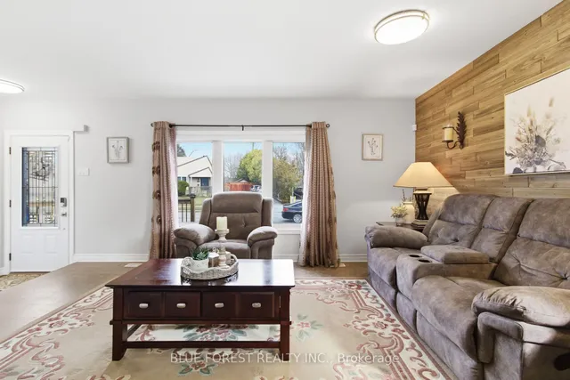 1975 Royal Cres, London East 4