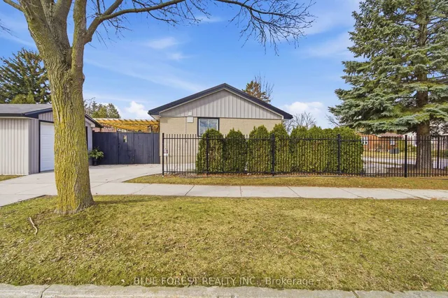 1975 Royal Cres, London East 5