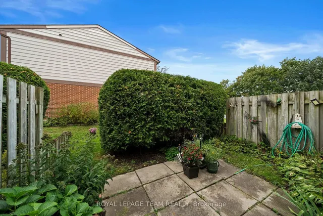 73 Foxfield Dr #E, Ottawa 5