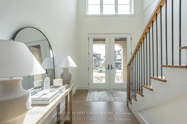 2211 DARWIN Cres, London South 4