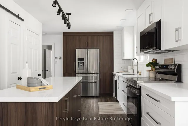 1042 Hillside Cres, Lake of Bays 2