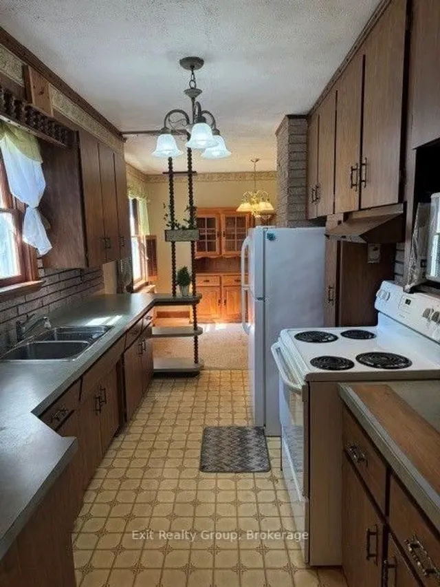 593 County Rd 28, Prince Edward County 5