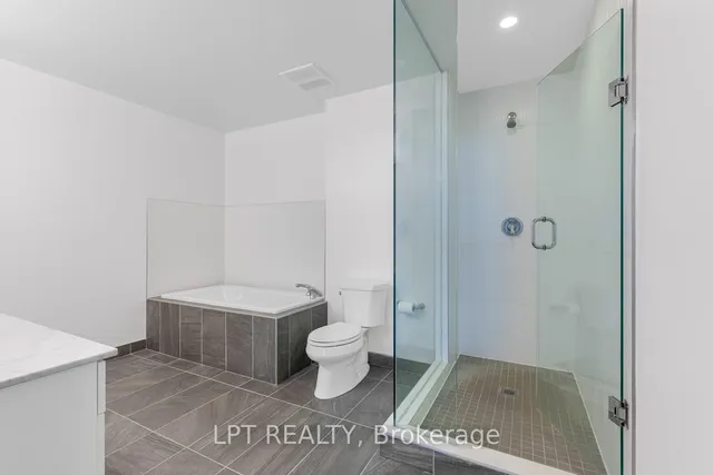 560 North Service Rd #901, Grimsby 3