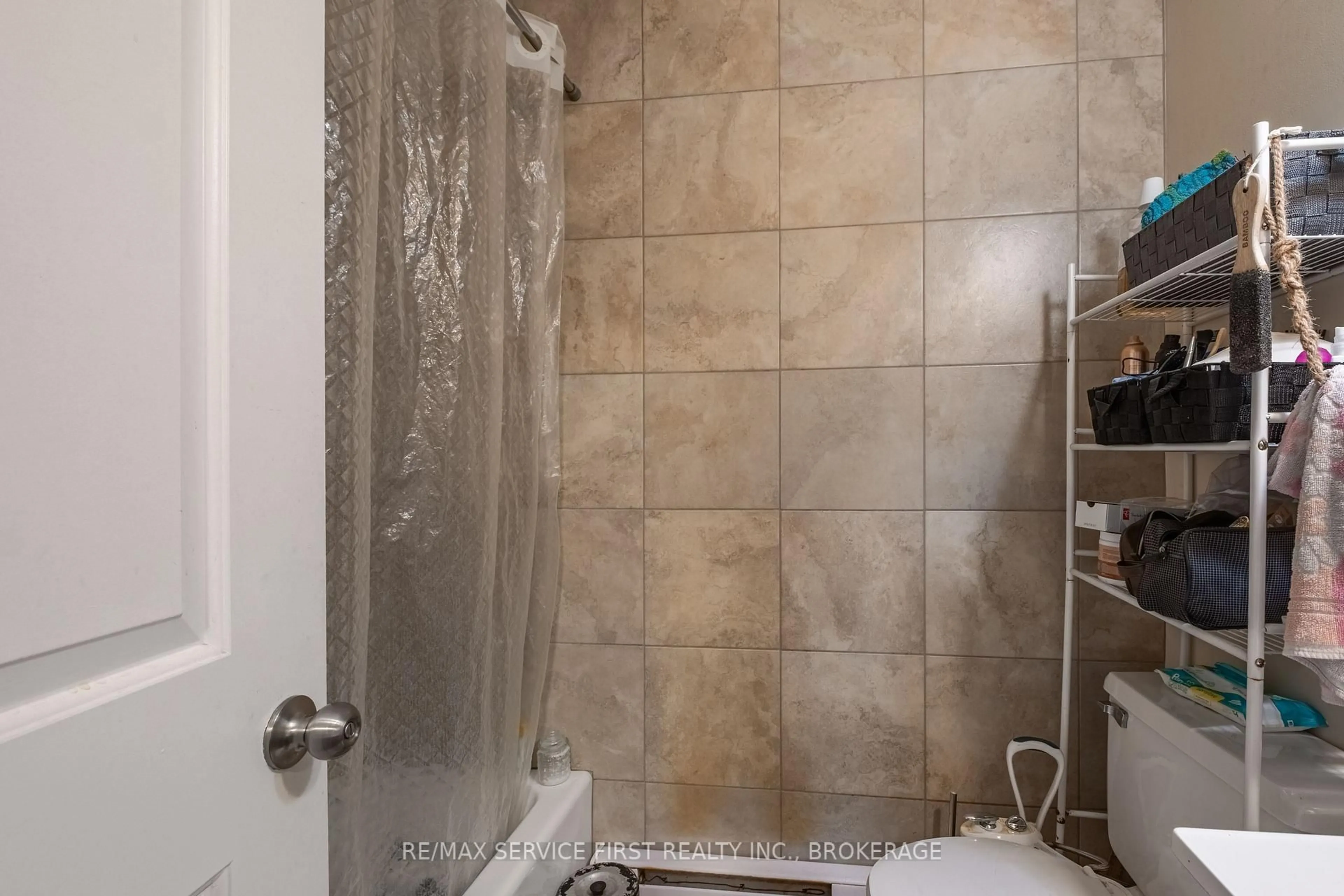 trreb/IMG-X13799012_4fcaa1cd-7ff0-4784-a846-67111c3e0b62-l.jpg