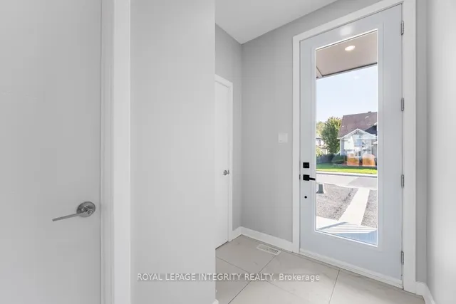 875 CONTOUR St #A, Ottawa 5
