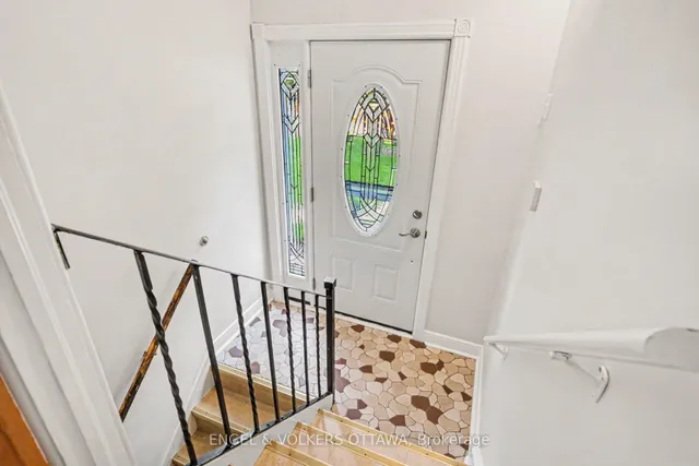 325 Summit Ave, Ottawa 4
