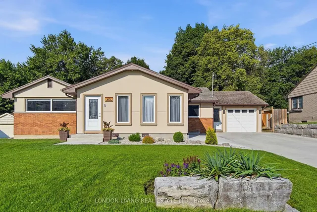 470 Coombs Ave, London North 3