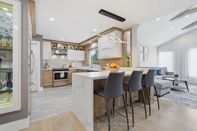 470 Coombs Ave, London North 5
