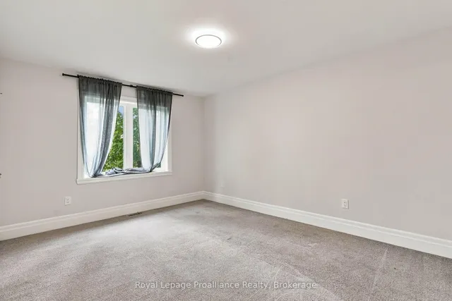 22 Campbell Cres, Prince Edward County 4