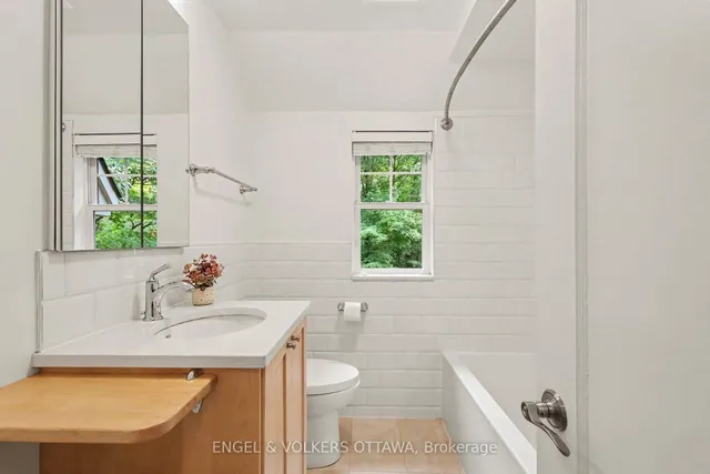 154 Acacia Ave, Ottawa 5