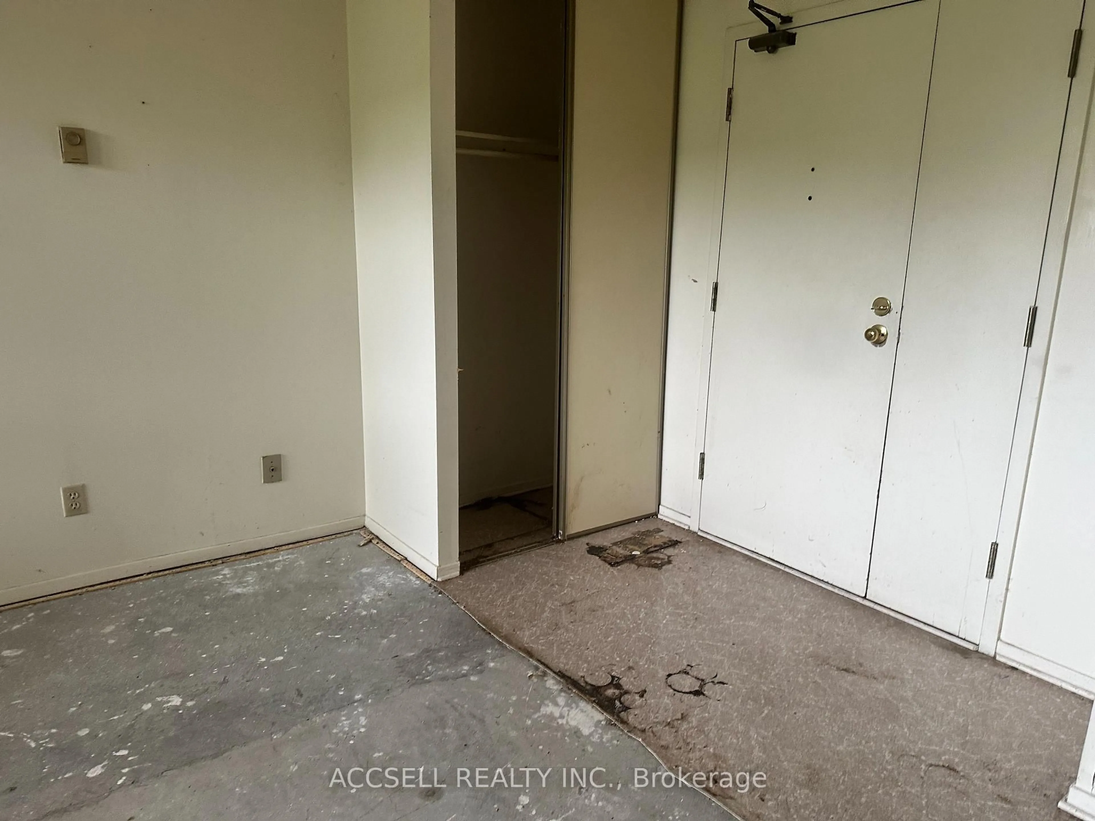 trreb/IMG-X13804326_0ca27e31-3afd-48b9-976e-c6e1aacea5b7-l.jpg