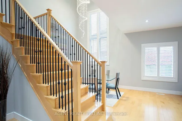 1912 Jubilee Dr, London North 3