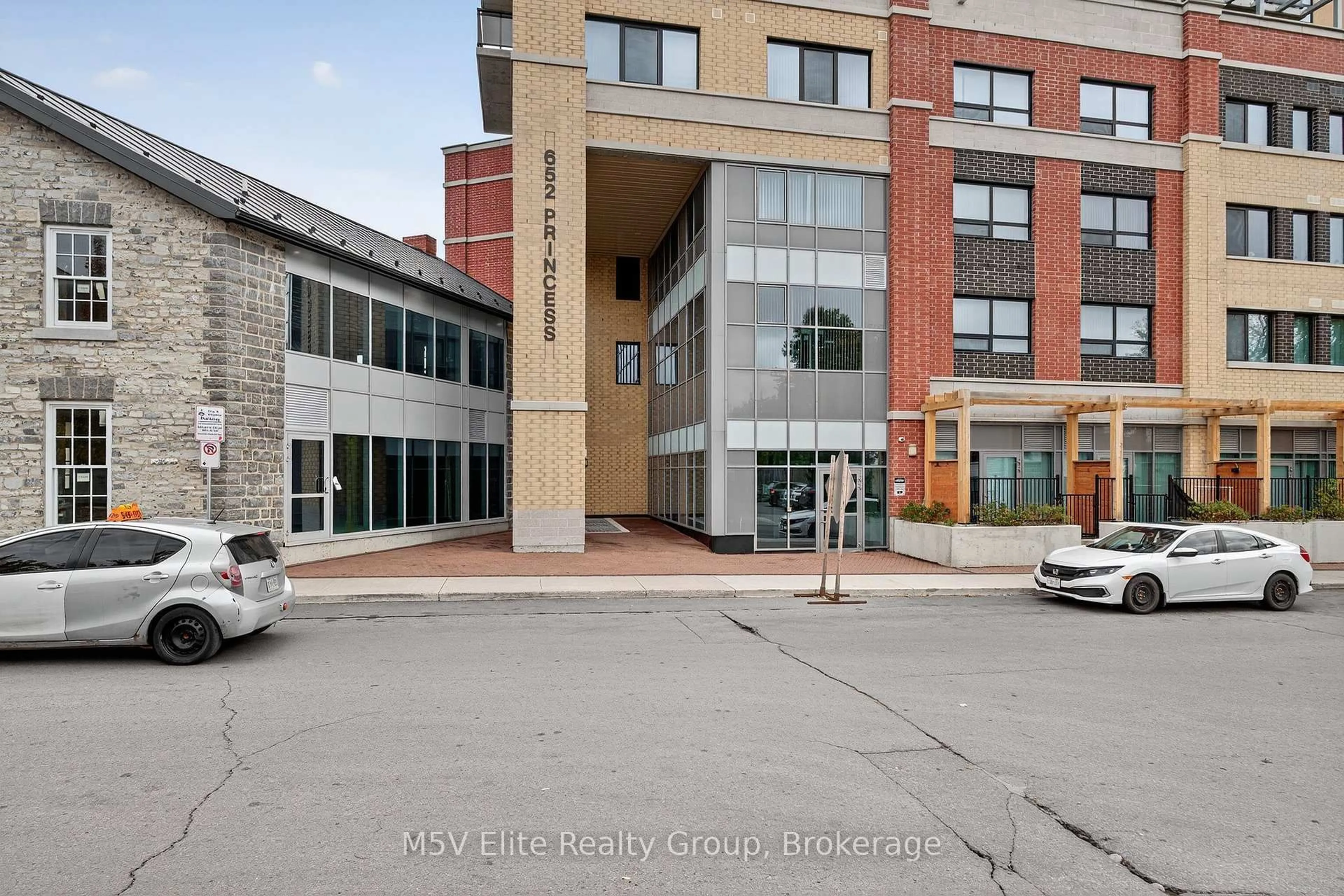 trreb/IMG-X13806568_cf6528c9-7da8-48d1-b765-36f827d4b4c4-l.jpg