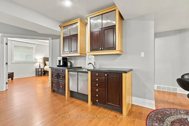 1802 Riverbend Rd, London South 3