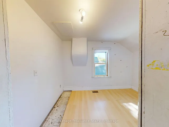 166 Burnham St, Belleville 5