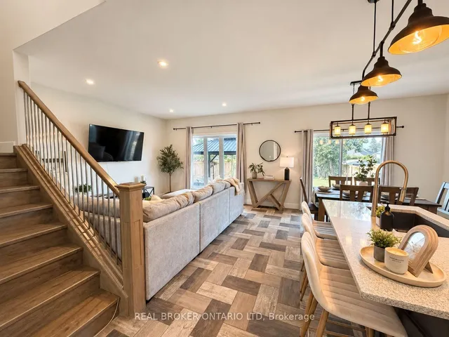 22 Queensway Dr, Strathroy-Caradoc 4