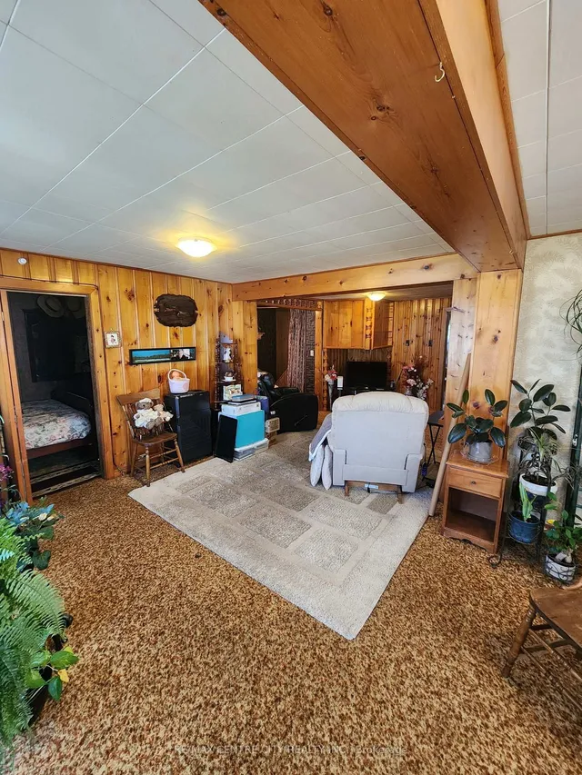 31 Queen St, Strathroy-Caradoc 2