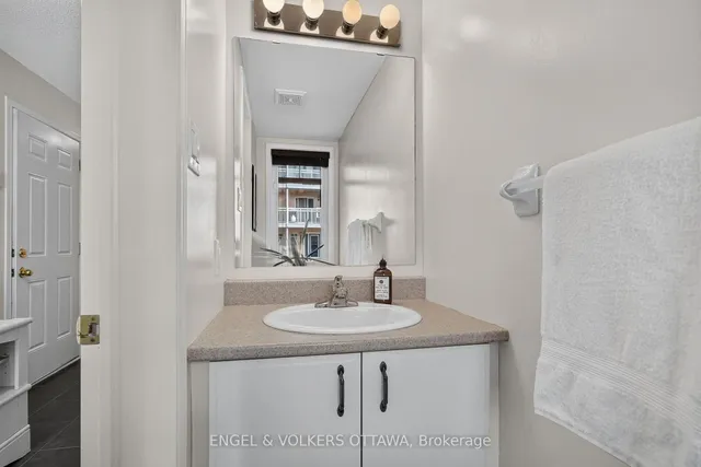 121 Quito Private, Ottawa 4
