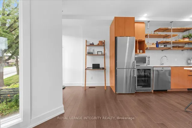150 Greenfield Ave #204, Ottawa 4