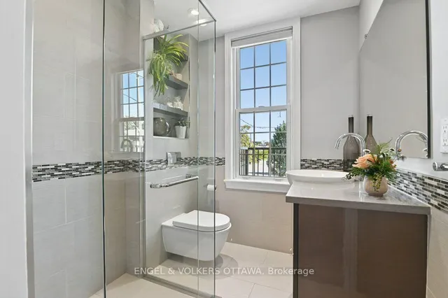 390 Winston Ave, Ottawa 4