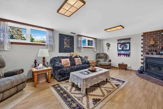 994 Barton St, Hamilton 4