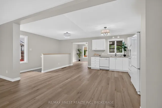 145 Elmwood Dr, Gananoque 2