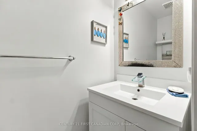 20 Kernohan Pkwy #23, London South 4
