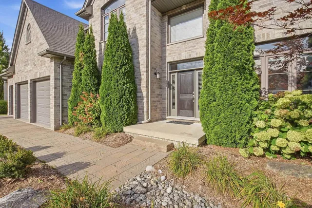 2264 Waterside Terr, London North 4