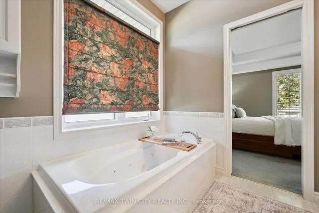 8 Chancellor Dr, Woolwich 4