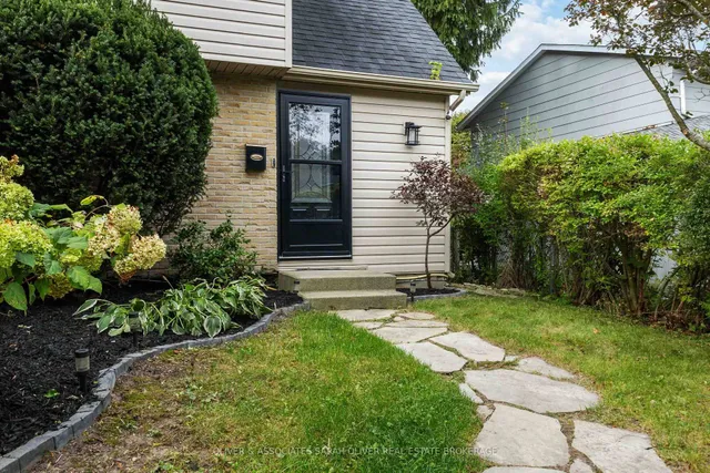 95 Blackacres Blvd, London North 2